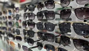 Annesini mutlu etmek isteyenler hediyelikçilerin yolunu tuttu 