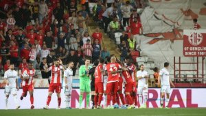 Antalyaspor 3 puanı 3 golle aldı