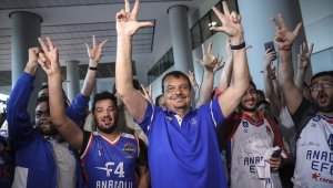 Avrupa şampiyonu Anadolu Efes, Türkiye'ye döndü