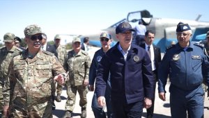 Bakan Akar ve Azerbaycan Savunma Bakanı Hasanov, hava üssü ile askeri tersaneyi ziyaret etti