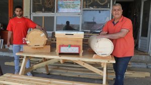 Bal sezonuna hazırlanan arıcılar için kovan ustası baba ve oğlu mesaide