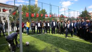 Başkan Büyükkılıç, Yahyalı’da iki okulda yapımı tamamlanan halı sahaların açılışını yaptı