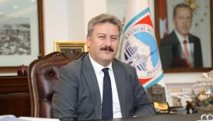 Başkan Palancıoğlu, Dünya Yüzme şampiyonu olan Mehlika Kuzeh Yalçın'ı kutladı