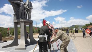 Bingöl'de PKK'lı teröristlerce şehit edilen sivil ve silahsız 33 asker anıldı