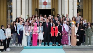 Cumhurbaşkanı Erdoğan, Novi Pazar Türk Kültür Merkezi öğrencilerini kabul etti