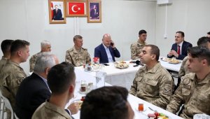 Cumhurbaşkanı Erdoğan, Zirvin Tepe Üs Bölgesi'ndeki jandarmaların Ramazan Bayramı'nı kutladı