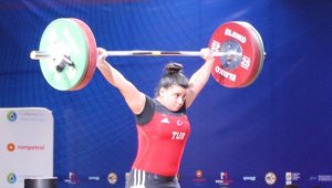 Dünya Gençler Halter Şampiyonası'nda Dilara Narin, dünya şampiyonu oldu