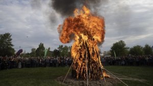 Edirne'de Kakava ateşi binlerce kişinin katılımıyla yakıldı
