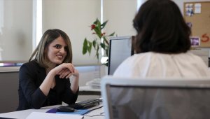 Görme engeline rağmen engelli üniversite öğrencilerine rehber oluyor