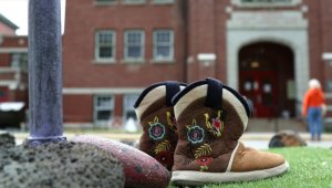 Kanada'da yerli çocuk mezarlarının keşfinin yıl dönümünde anma töreni