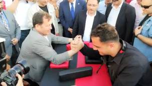 Kayseri Valisi Çiçek korumasını bilek güreşiyle test etti