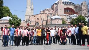 Kupa yolculuğunda gerginlik, İstanbul'da dostluk görüntüleri