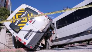 Lise öğrencilerini taşıyan iki servis minibüsü kaza yaptı