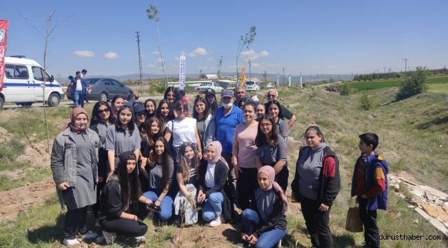 Melikgazi'de öğrenciler 19 Mayıs'a özel Ağırnas'ta fidan dikti