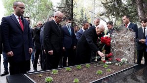 MHP Genel Başkanı Bahçeli, Alparslan Türkeş'in kabrini ziyaret etti