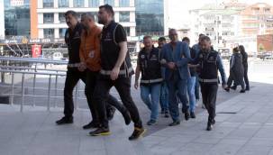 Nitelikli dolandırıcılık suçundan baba ve 3 oğlunun da bulunduğu 6 şüpheli adliyede