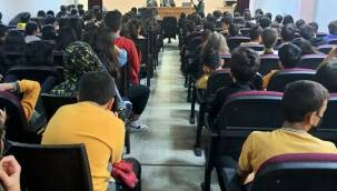 Öğrencilere ‘Dijital Çağda Çocuk Hakları ve Sorumlulukları” konulu konferans 