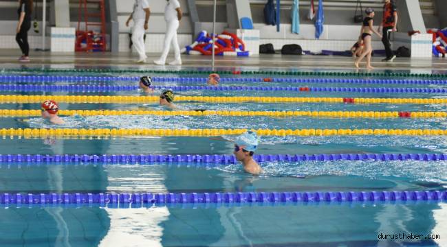 Okullar arası minikler yüzme yarışları yapıldı