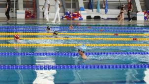 Okullar arası minikler yüzme yarışları yapıldı