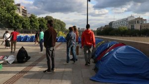 Paris'te 'küçük göçmenler' kalıcı barınma talebiyle meydanda kamp kurdu
