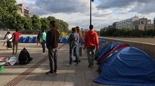 Paris'te 'küçük göçmenler' kalıcı barınma talebiyle meydanda kamp kurdu