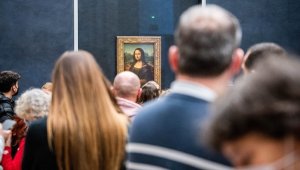Paris'te sergilenen Mona Lisa tablosuna pastalı saldırı
