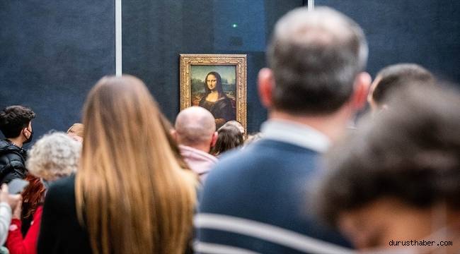Paris'te sergilenen Mona Lisa tablosuna pastalı saldırı