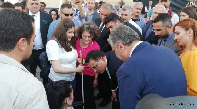 Pasaport çıkartamayan engelli Erasmus öğrencisine Vali Çiçek’ten yardım sözü