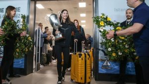 Şampiyon VakıfBank yurda döndü