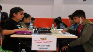 Şarkışla'da düzenlenen satranç turnuvasına 130 sporcu katılıyor