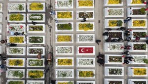 Şehitliklerde hüzünlü bayramlaşma