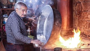 Siirt'te kalaycı Rıdvan ustanın dükkanında 60 yıldır çekiç sesi yankılanıyor