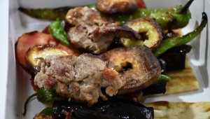 Sivas kebabı kuzu etinin yağıyla lezzetleniyor