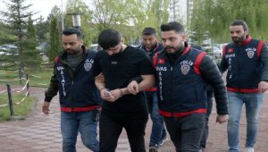 Sivas'ta cep telefonu hırsızlığı iddiasıyla 3 şüpheli gözaltına alındı