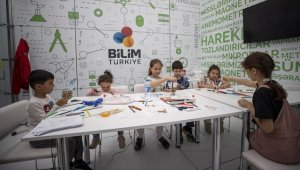 TEKNOFEST Azerbaycan'daki teknoloji odaklı atölyelerde çocuklara özel gösterimler yapılıyor