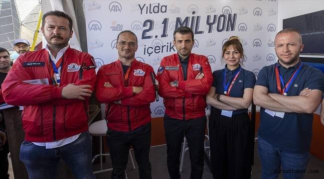 TEKNOFEST Yönetim Kurulu Başkanı Bayraktar, TEKNOFEST Azerbaycan'da AA standını ziyaret etti