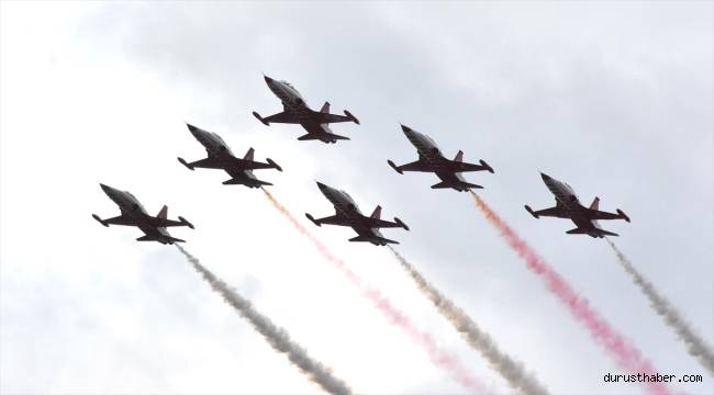 Türk Yıldızları ve SOLOTÜRK, Samsun semalarında gösteri uçuşu yaptı
