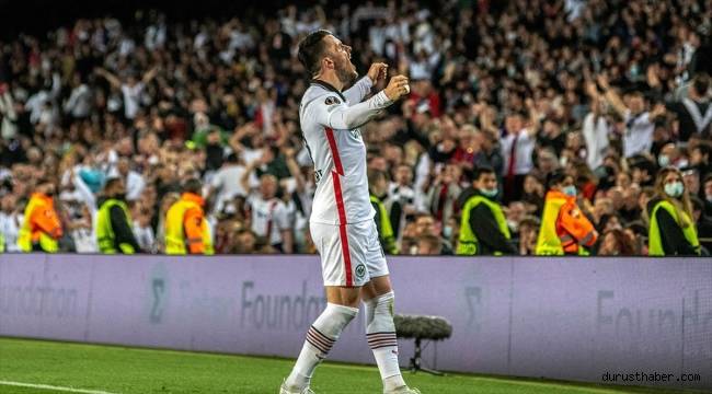 UEFA Avrupa Ligi'nde sezonun en iyi oyuncusu Filip Kostic oldu