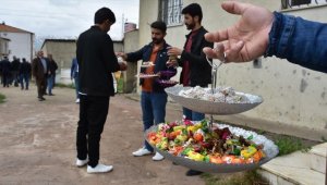 Yüksekova'da vatandaşlar asırlık toplu bayramlaşma geleneğini sürdürdü