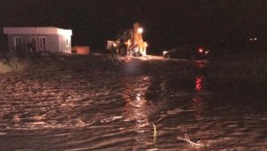 Afyonkarahisar'da şiddetli yağış nedeniyle konteynerde mahsur kalan 9 kişi kurtarıldı