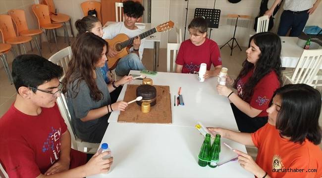 Atık malzemeleri müzik aletlerine dönüştüren lise öğrencileri orkestra kurdu