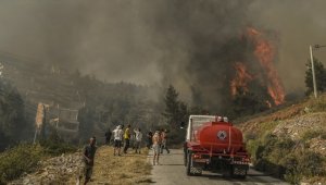 Atina'nın güneyindeki yangın nedeniyle bazı bölgeler tahliye edildi
