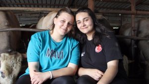 Baba mesleği hayvancılığı devam ettiren iki kız kardeş kurbanlık satışı yapıyor