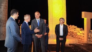 Bakan Ersoy 'Back to Realverse: Göbeklitepe' sergisini ziyaret etti
