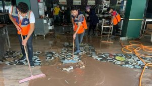 Bartın'da selin yaşandığı caddede temizlik çalışmaları sürüyor