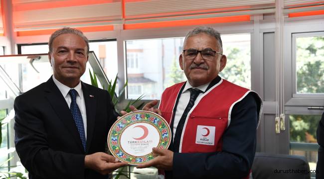 Başkan Büyükkılıç, Kızılay Gönüllü Yeleği Giydi, Kurban Bağışladı