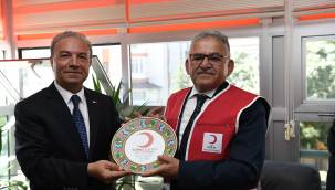 Başkan Büyükkılıç, Kızılay Gönüllü Yeleği Giydi, Kurban Bağışladı