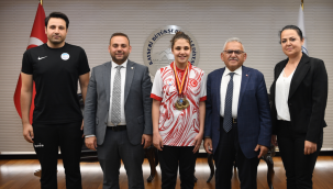 Başkan Büyükkılıç'tan Özel Sporcu Şampiyon Cemre'ye Destek