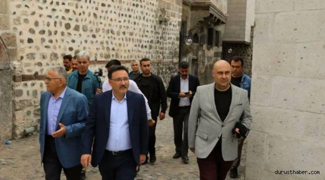 Başkan Büyükkılıç, Vali Çiçek'e Tarihi Kayseri Mahallesi'ni Anlattı