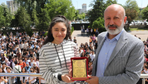 Başkan Çolakbayrakdar, öğrencilerin karne sevincine ortak oldu